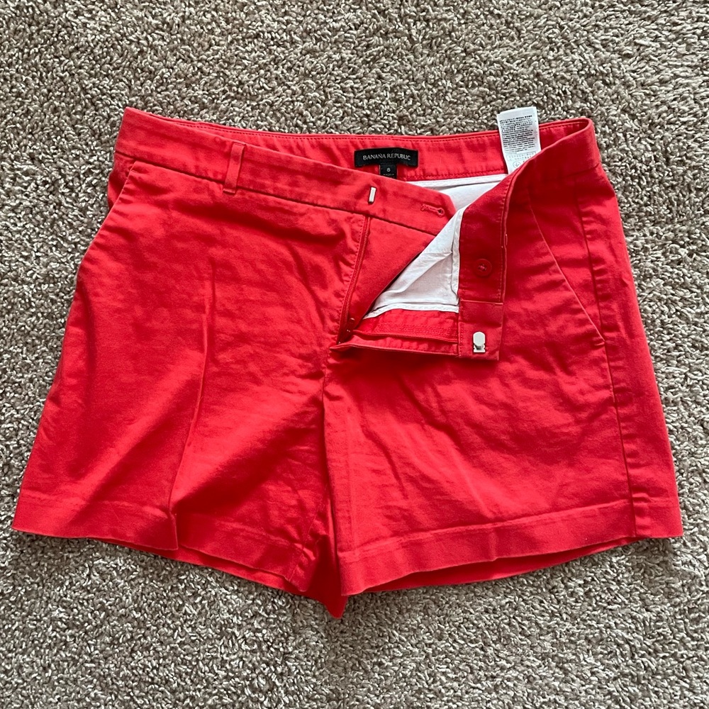 Chino short in bright coral